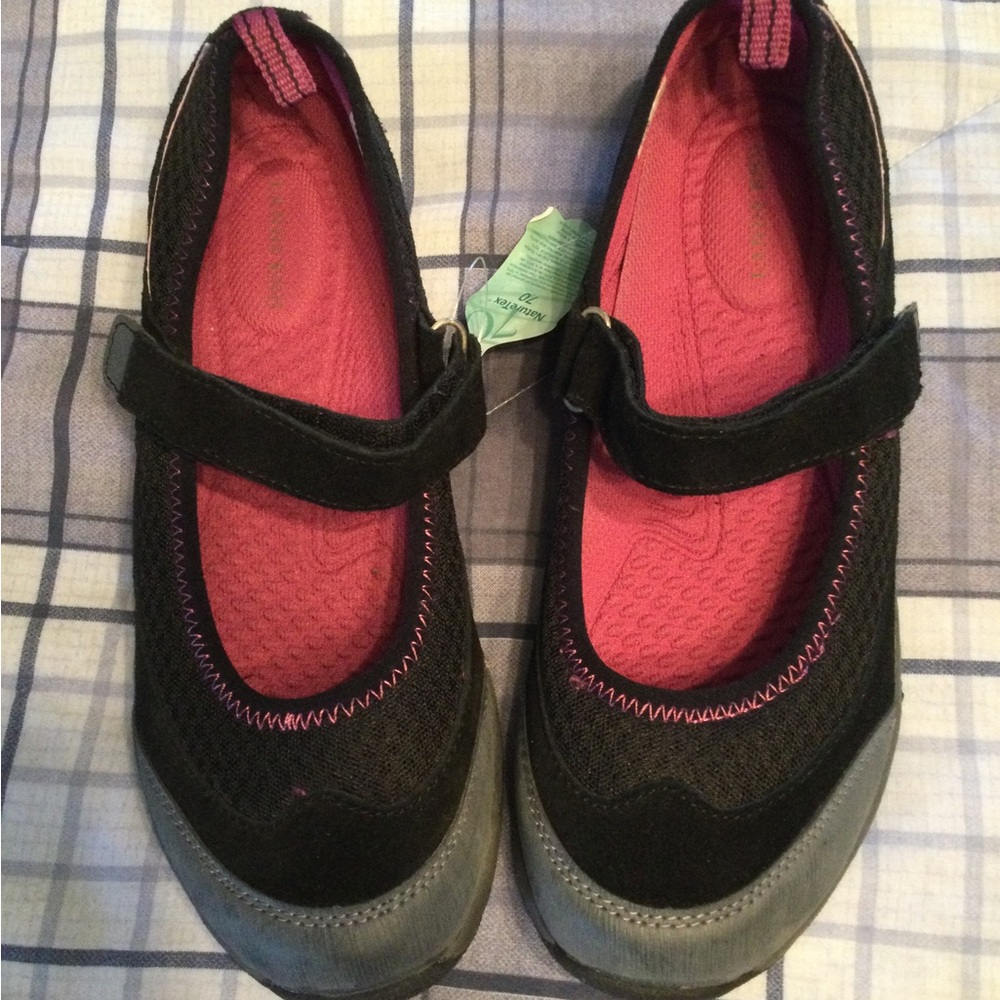 NWT Lands End Active Mary Janes, sz 10B